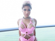 Nicki Minaj odmieniona, ale wciąż eksponuje biust